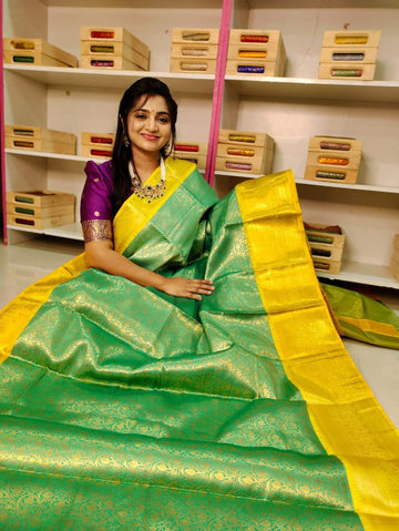 Soft banarasi Silk Saree with kanchi boaders with contrast blouse and pallu