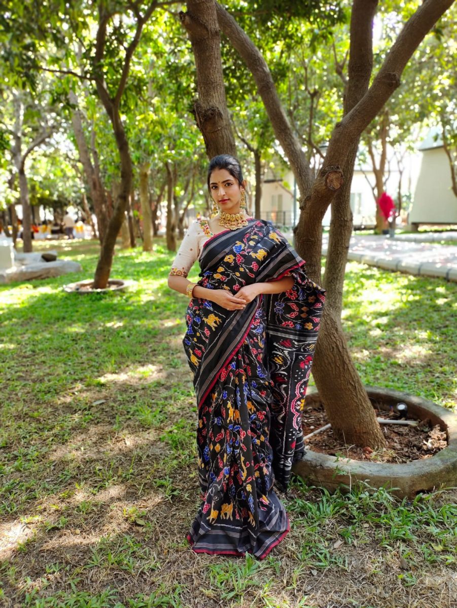 ప్రత్యేకమైన ఎక్స్‌క్లూజివ్ డిజైనర్ ట్రిల్ పటోలా మార్ధాస్ చీర, బ్లౌజ్‌తో కూడిన ప్రత్యేకమైన డిజైనర్ బ్రాడర్