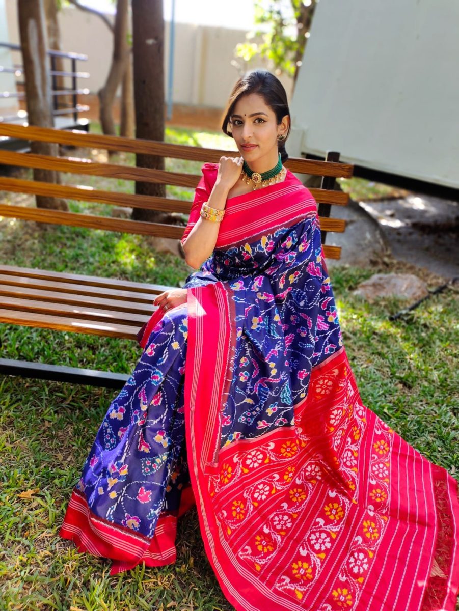 ప్రత్యేకమైన ఎక్స్‌క్లూజివ్ డిజైనర్ ట్రిల్ పటోలా మార్ధాస్ చీర, బ్లౌజ్‌తో కూడిన ప్రత్యేకమైన ఎక్స్‌క్లూజివ్ డిజైనర్ బ్రాడర్.