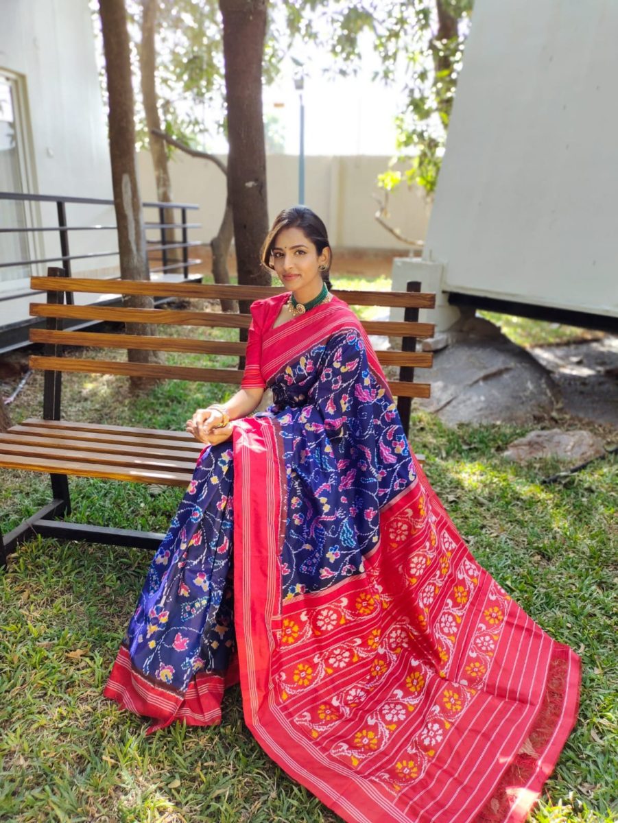 ప్రత్యేకమైన ఎక్స్‌క్లూజివ్ డిజైనర్ ట్రిల్ పటోలా మార్ధాస్ చీర, బ్లౌజ్‌తో కూడిన ప్రత్యేకమైన ఎక్స్‌క్లూజివ్ డిజైనర్ బ్రాడర్.
