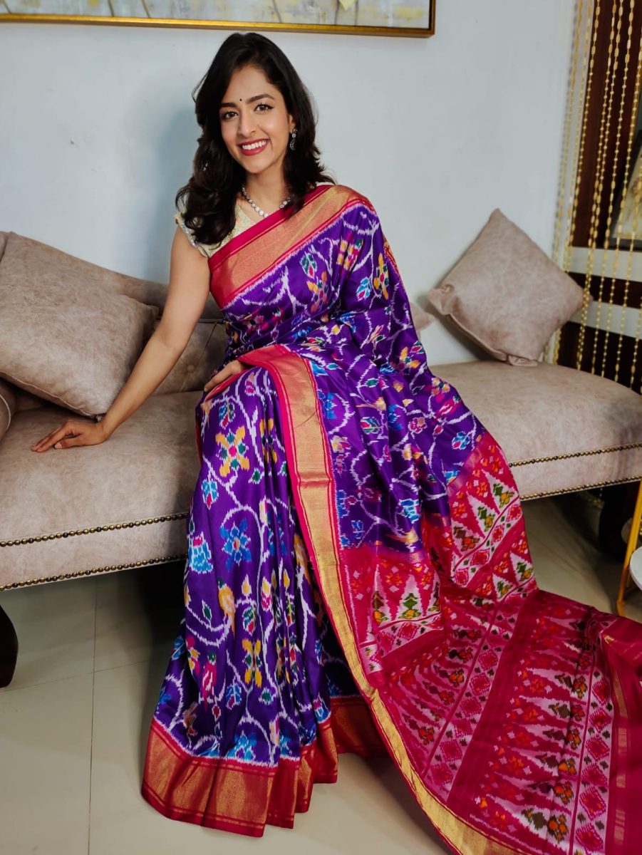 ప్రత్యేకమైన ఎక్స్‌క్లూజివ్ డిజైనర్ ట్రిల్ పటోలా మార్ధాస్ చీర, బ్లౌజ్‌తో కూడిన ప్రత్యేకమైన ఎక్స్‌క్లూజివ్ డిజైనర్ బ్రాడర్.