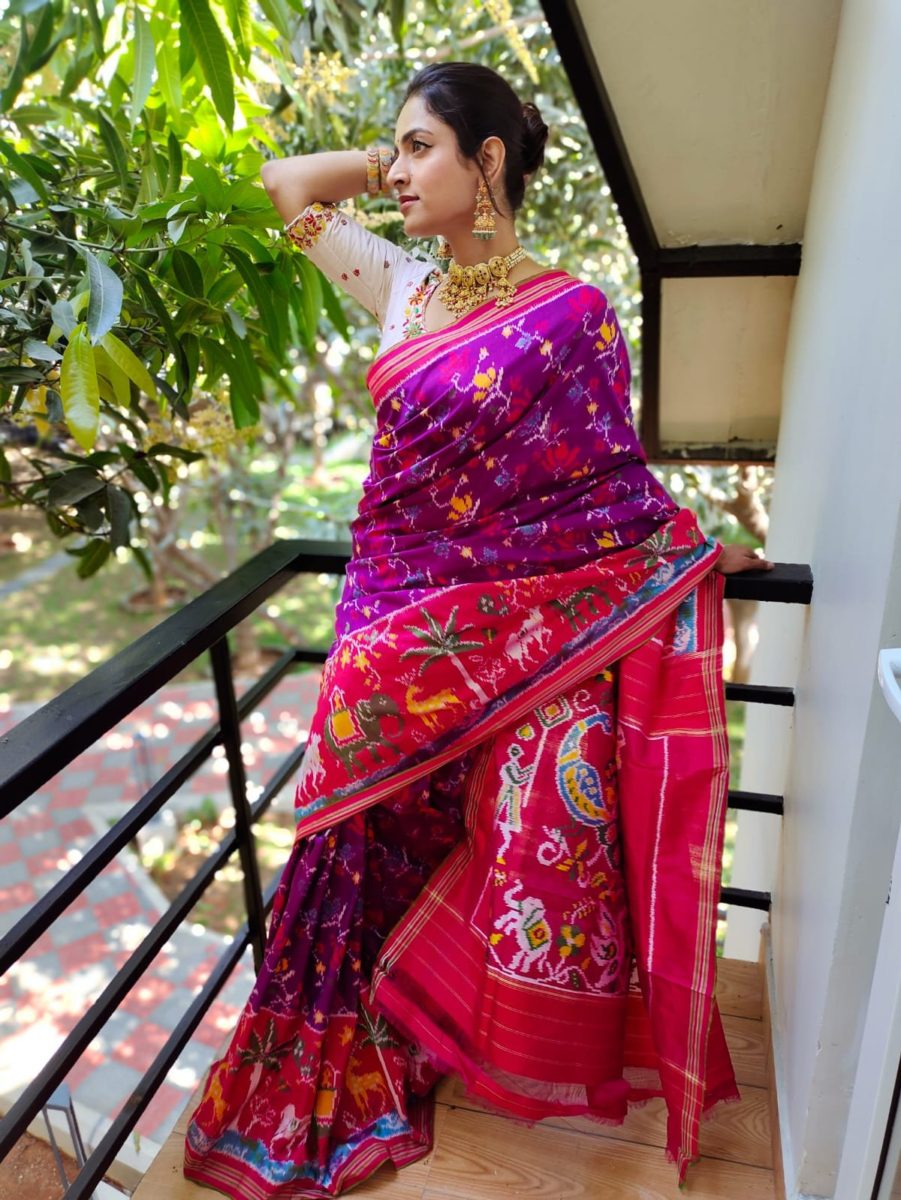 ప్రత్యేకమైన ఎక్స్‌క్లూజివ్ డిజైనర్ ట్రిల్ పటోలా మార్ధాస్ చీర, బ్లౌజ్‌తో కూడిన ప్రత్యేకమైన ఎక్స్‌క్లూజివ్ డిజైనర్ బ్రాడర్.