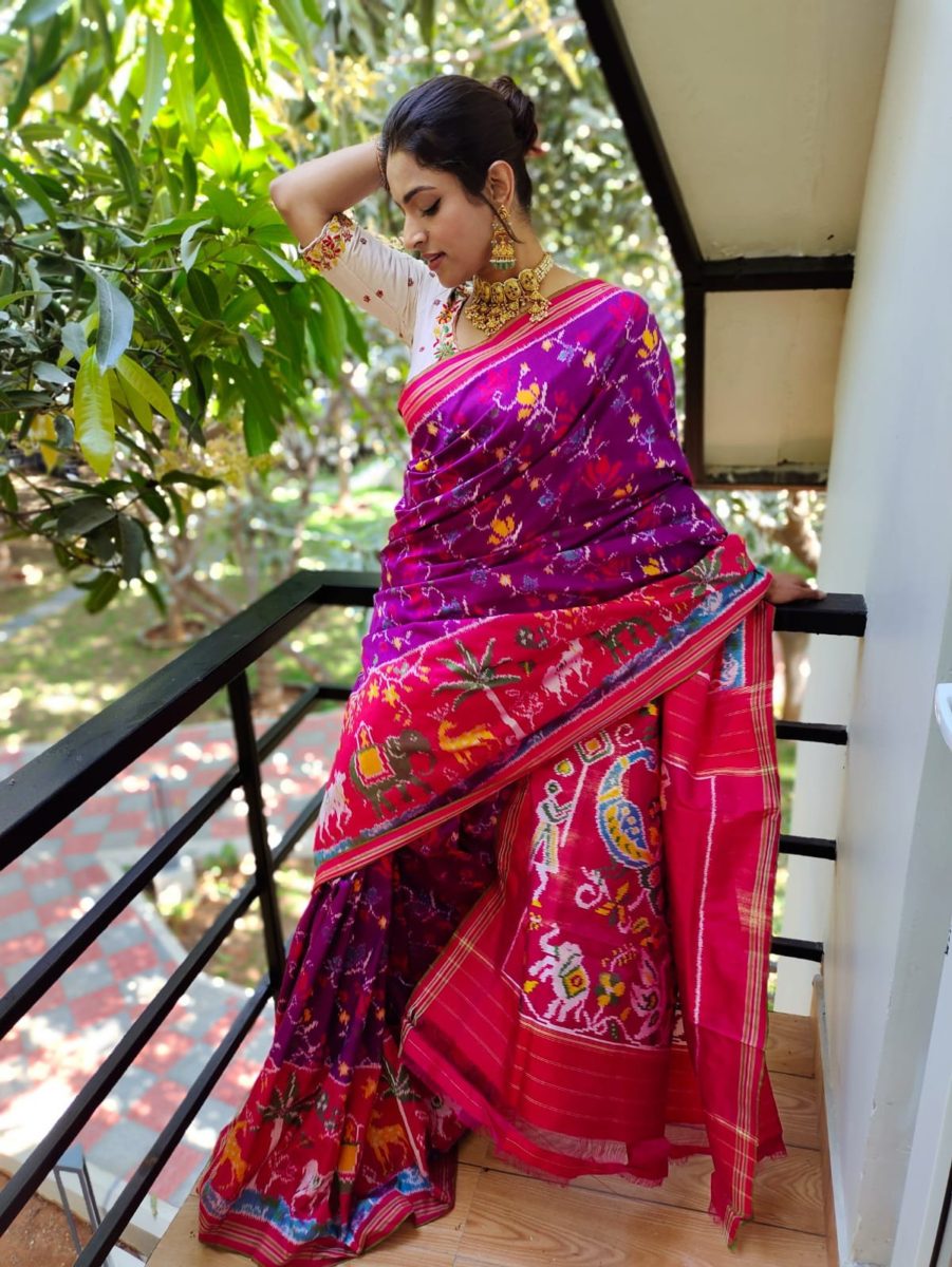 ప్రత్యేకమైన ఎక్స్‌క్లూజివ్ డిజైనర్ ట్రిల్ పటోలా మార్ధాస్ చీర, బ్లౌజ్‌తో కూడిన ప్రత్యేకమైన ఎక్స్‌క్లూజివ్ డిజైనర్ బ్రాడర్.
