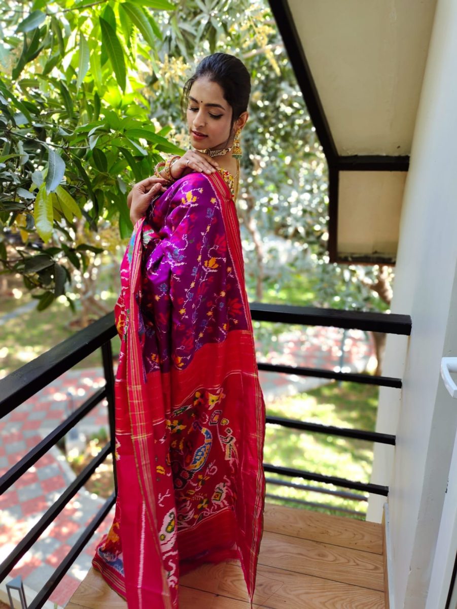 ప్రత్యేకమైన ఎక్స్‌క్లూజివ్ డిజైనర్ ట్రిల్ పటోలా మార్ధాస్ చీర, బ్లౌజ్‌తో కూడిన ప్రత్యేకమైన ఎక్స్‌క్లూజివ్ డిజైనర్ బ్రాడర్.