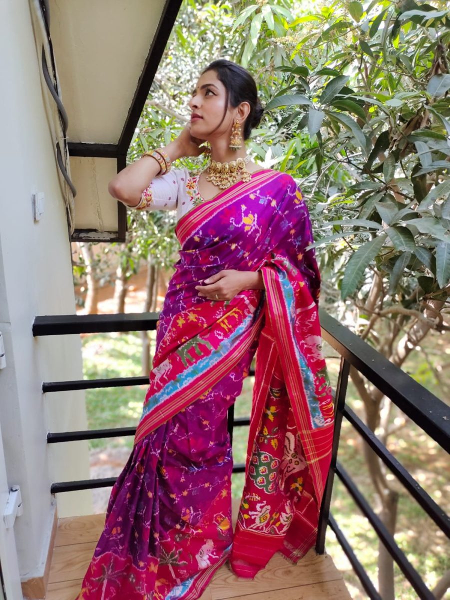 ప్రత్యేకమైన ఎక్స్‌క్లూజివ్ డిజైనర్ ట్రిల్ పటోలా మార్ధాస్ చీర, బ్లౌజ్‌తో కూడిన ప్రత్యేకమైన ఎక్స్‌క్లూజివ్ డిజైనర్ బ్రాడర్.