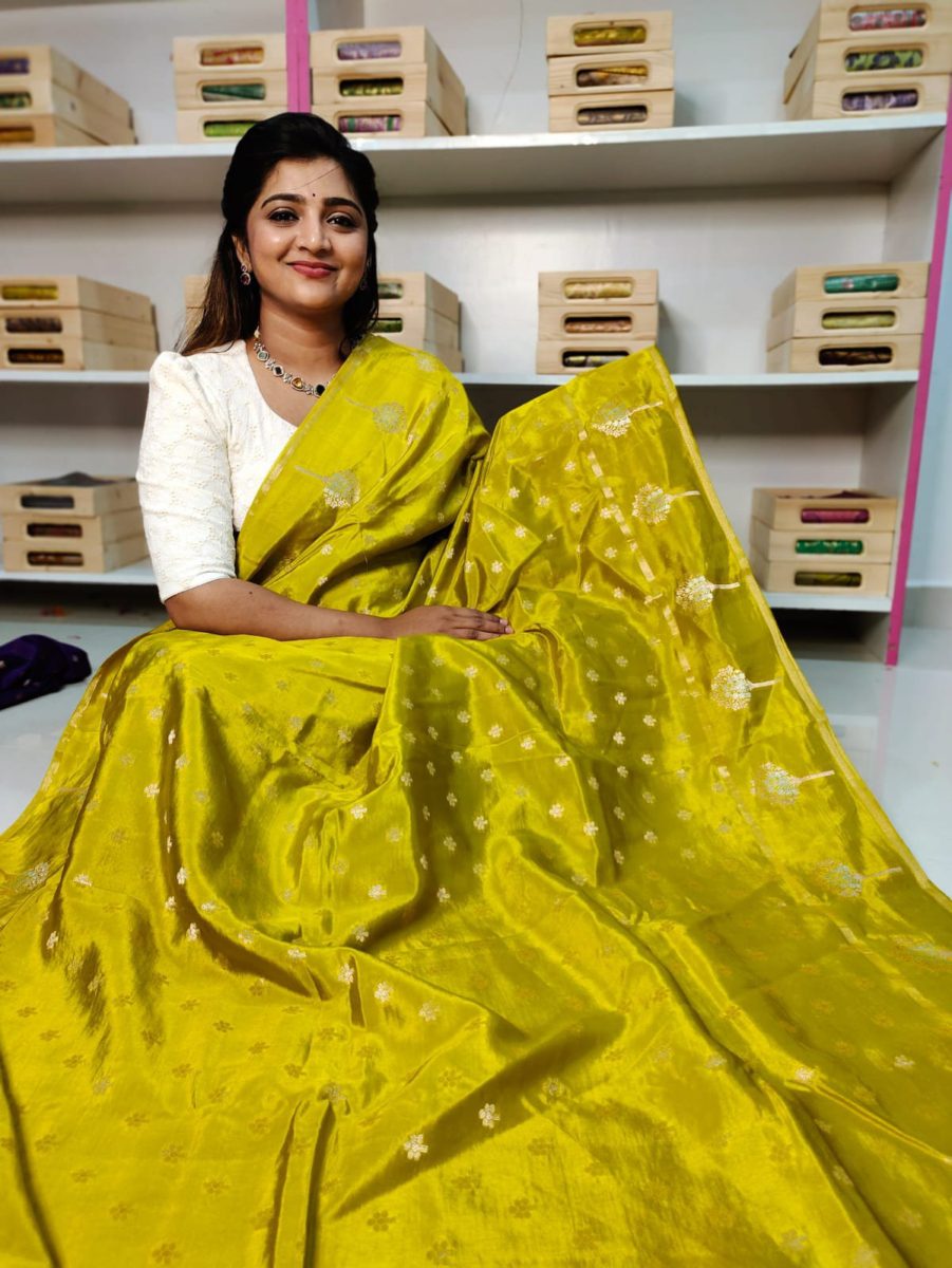 పచ్చి మామిడి పట్టు చీరలు