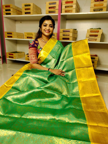 Soft banarasi Silk Saree with kanchi boaders with contrast blouse and pallu