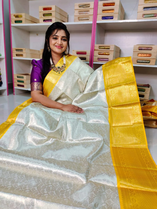 Soft banarasi Silk Saree with kanchi boaders with contrast blouse and pallu