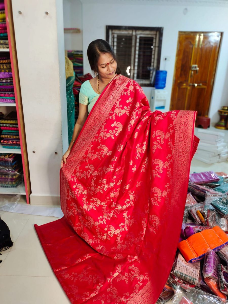 మృదువైన బనారసీ పట్టు చీరలు