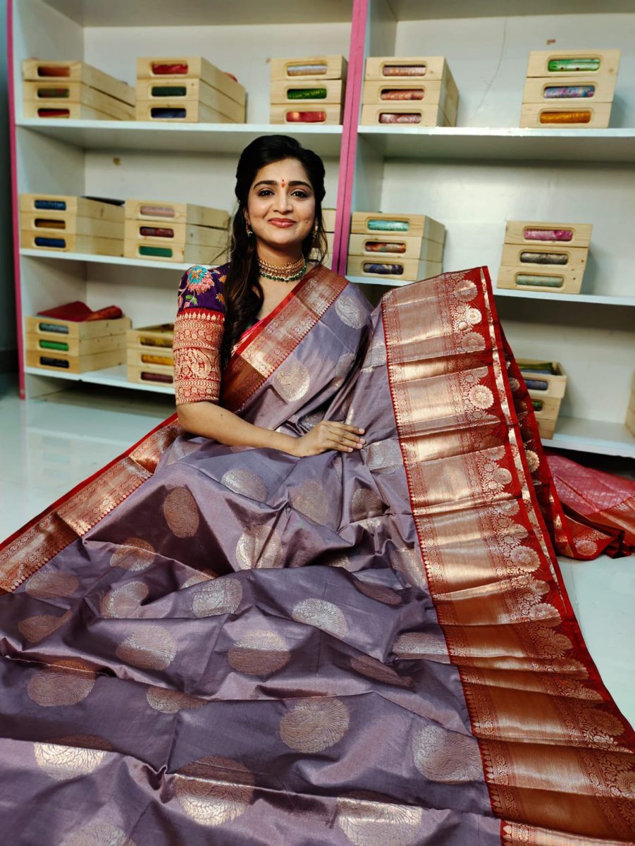 మృదువైన బనారసీ పట్టు చీరలు