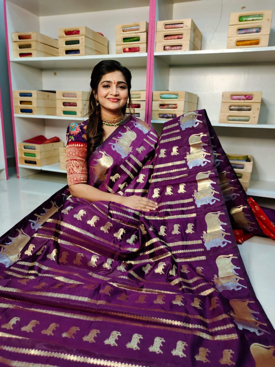 మృదువైన బనారసీ పట్టు చీరలు