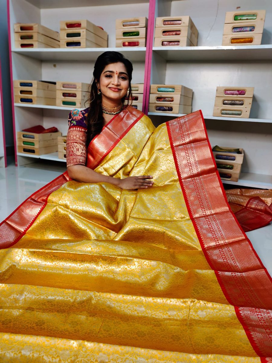 మృదువైన బనారసీ పట్టు చీరలు