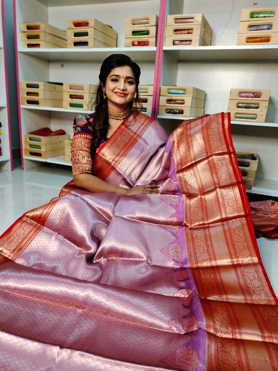 మృదువైన బనారసీ పట్టు చీరలు