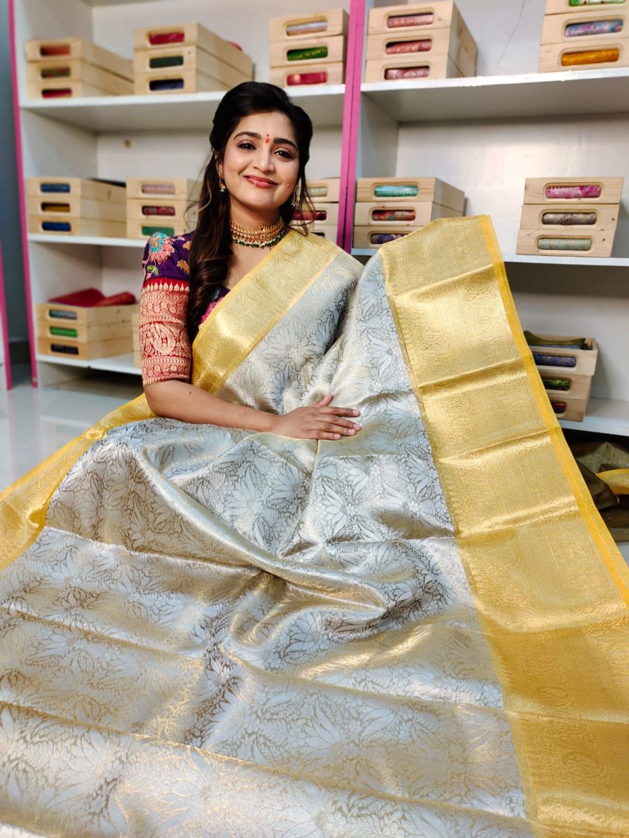 మృదువైన బనారసీ పట్టు చీరలు