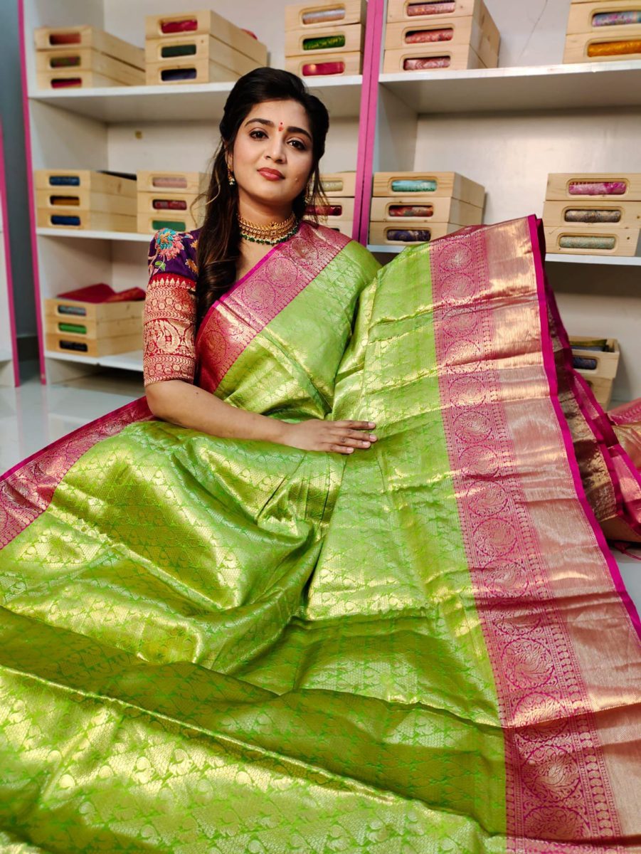 మృదువైన బనారసీ పట్టు చీరలు