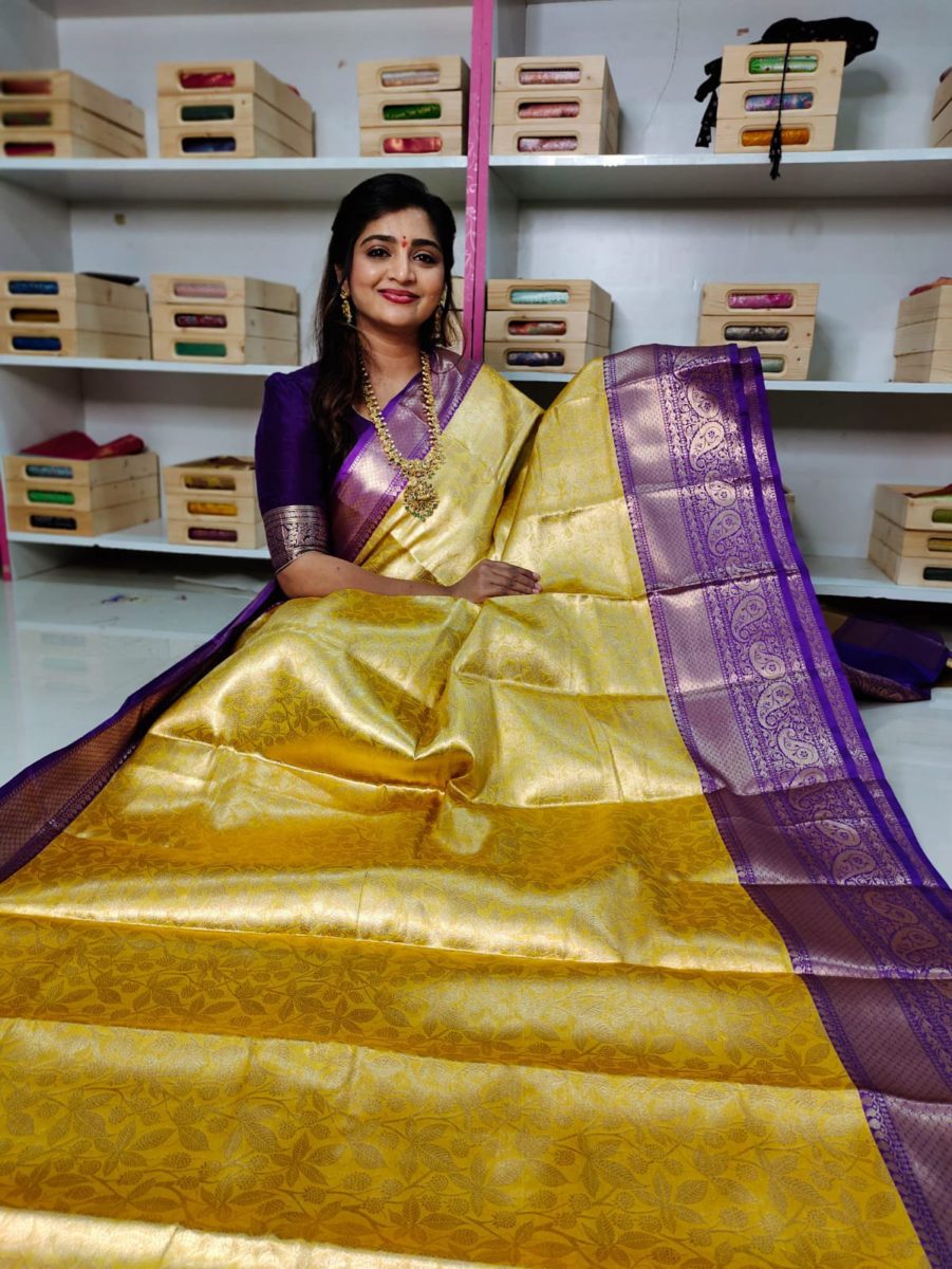 మృదువైన బనారసీ పట్టు చీరలు