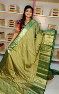 20% సాఫ్ట్ బనారసీ సిల్క్ చీరను అందిస్తోంది