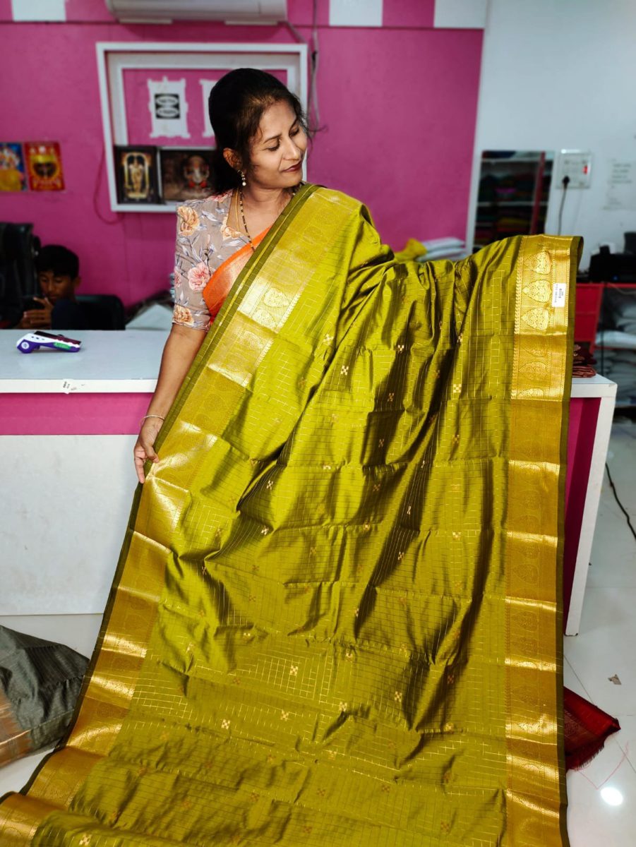 సాఫ్ట్ బనారసి సిల్క్ చీర