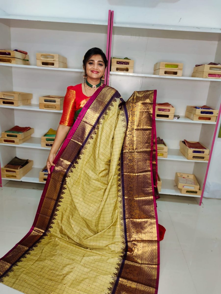 Primeme gadwal silk saree
2500
