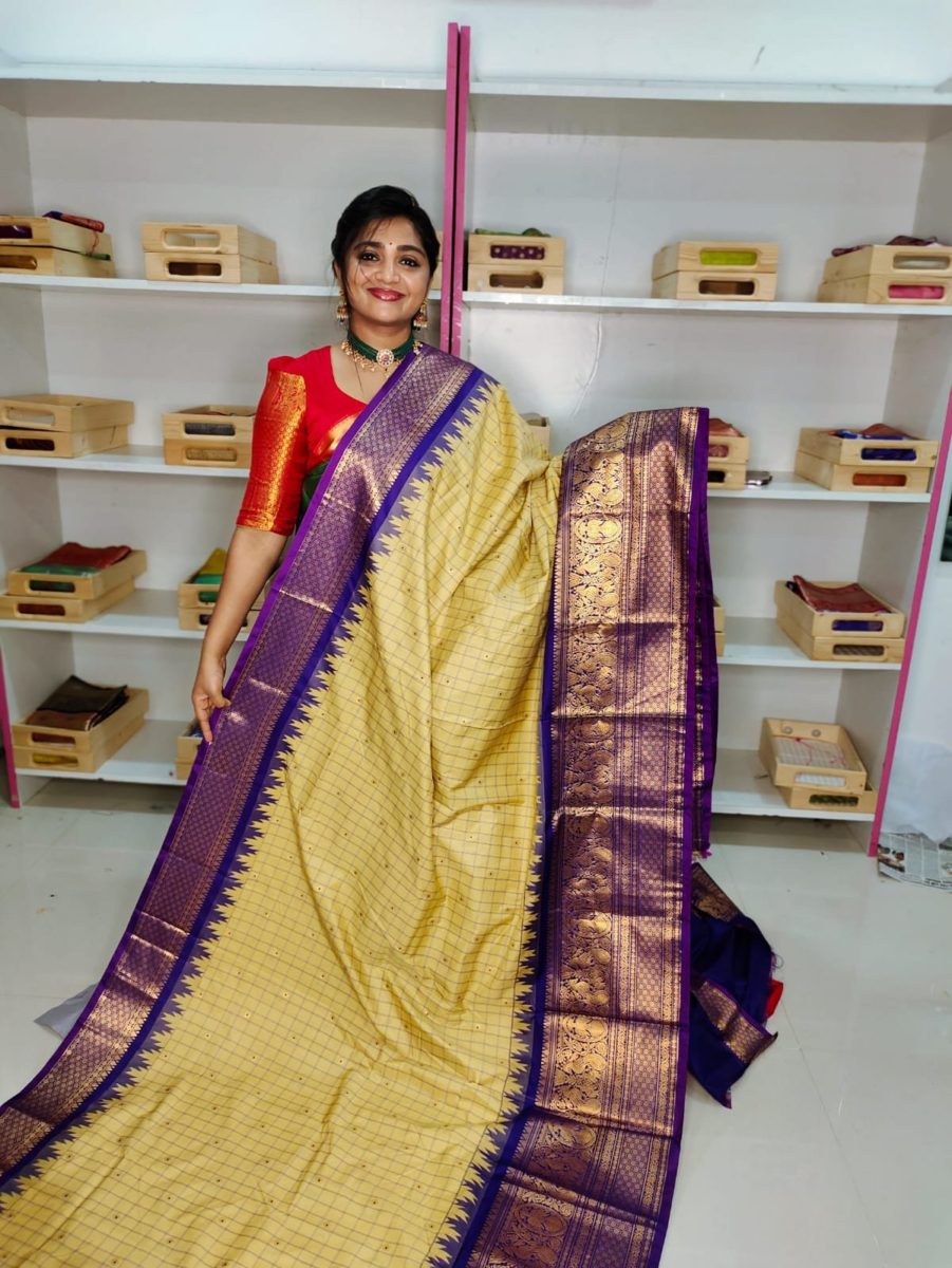 Primeme gadwal silk saree
2500