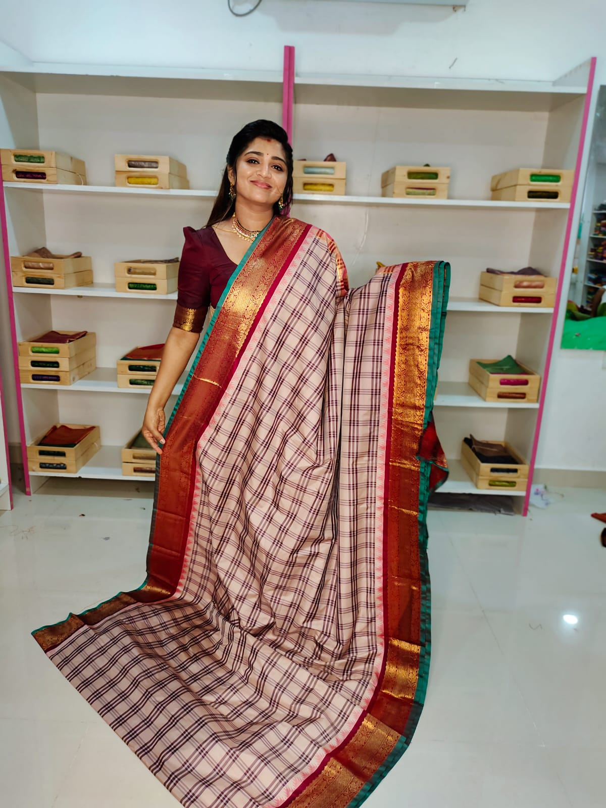 50% గద్వాల్ పట్టు చీరలను ఆఫర్ చేస్తాయి