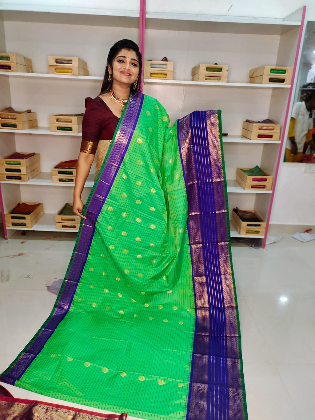 50% గద్వాల్ పట్టు చీరలను ఆఫర్ చేస్తాయి