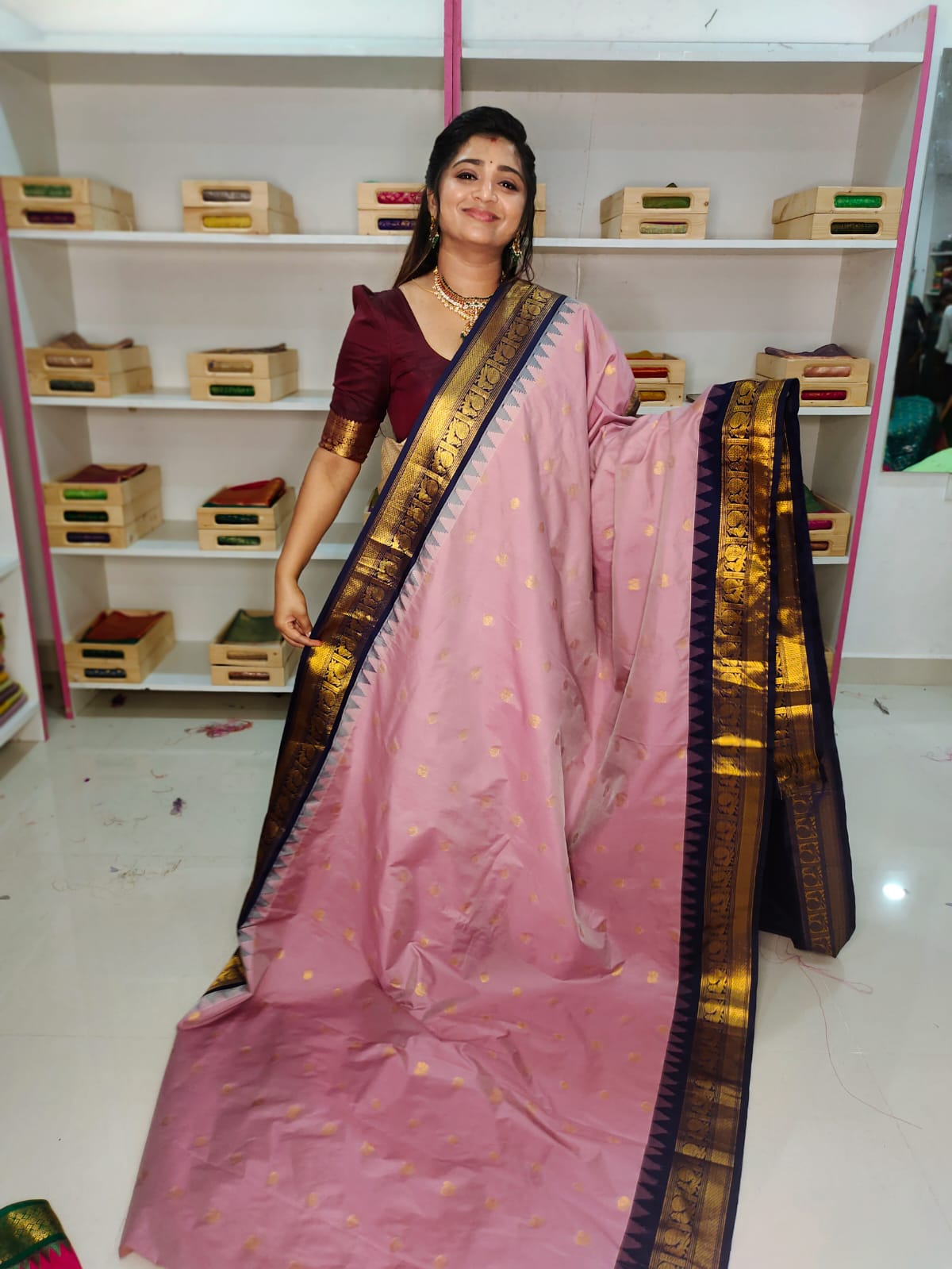 50% గద్వాల్ పట్టు చీరలను ఆఫర్ చేస్తాయి