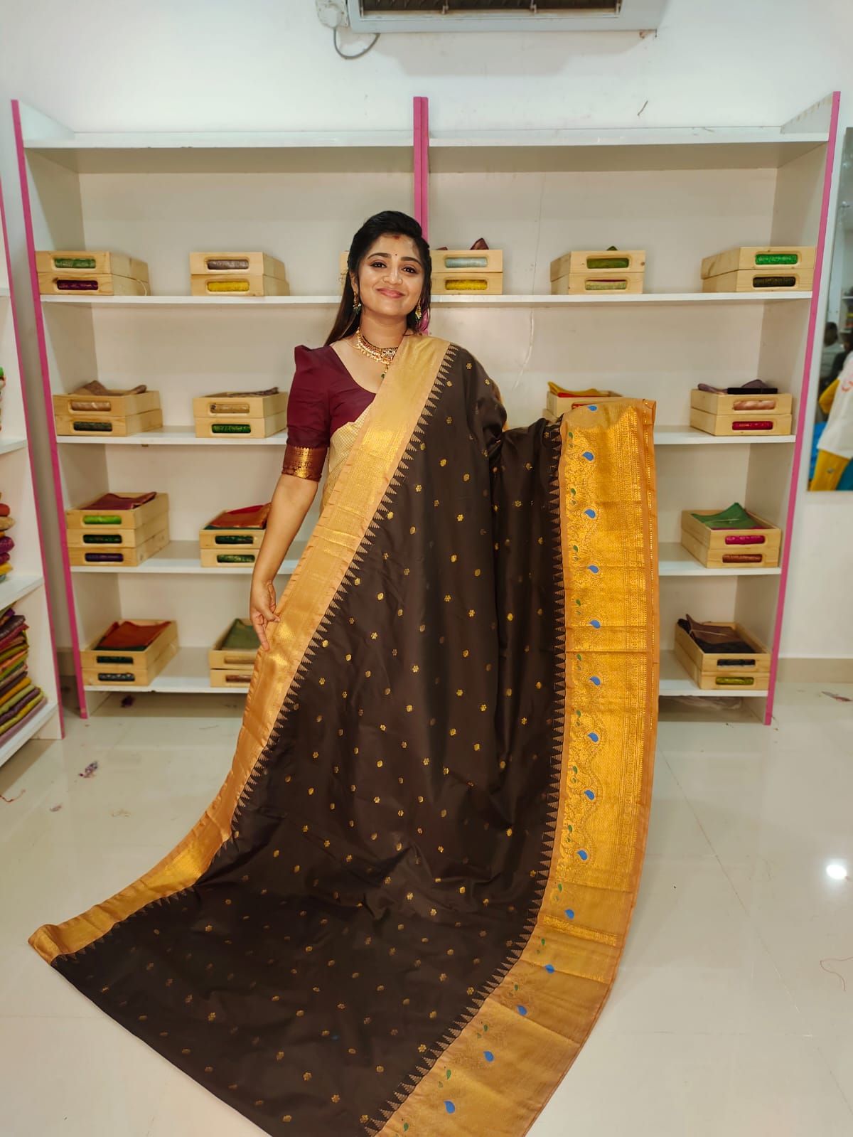 50% గద్వాల్ పట్టు చీరలను ఆఫర్ చేస్తాయి