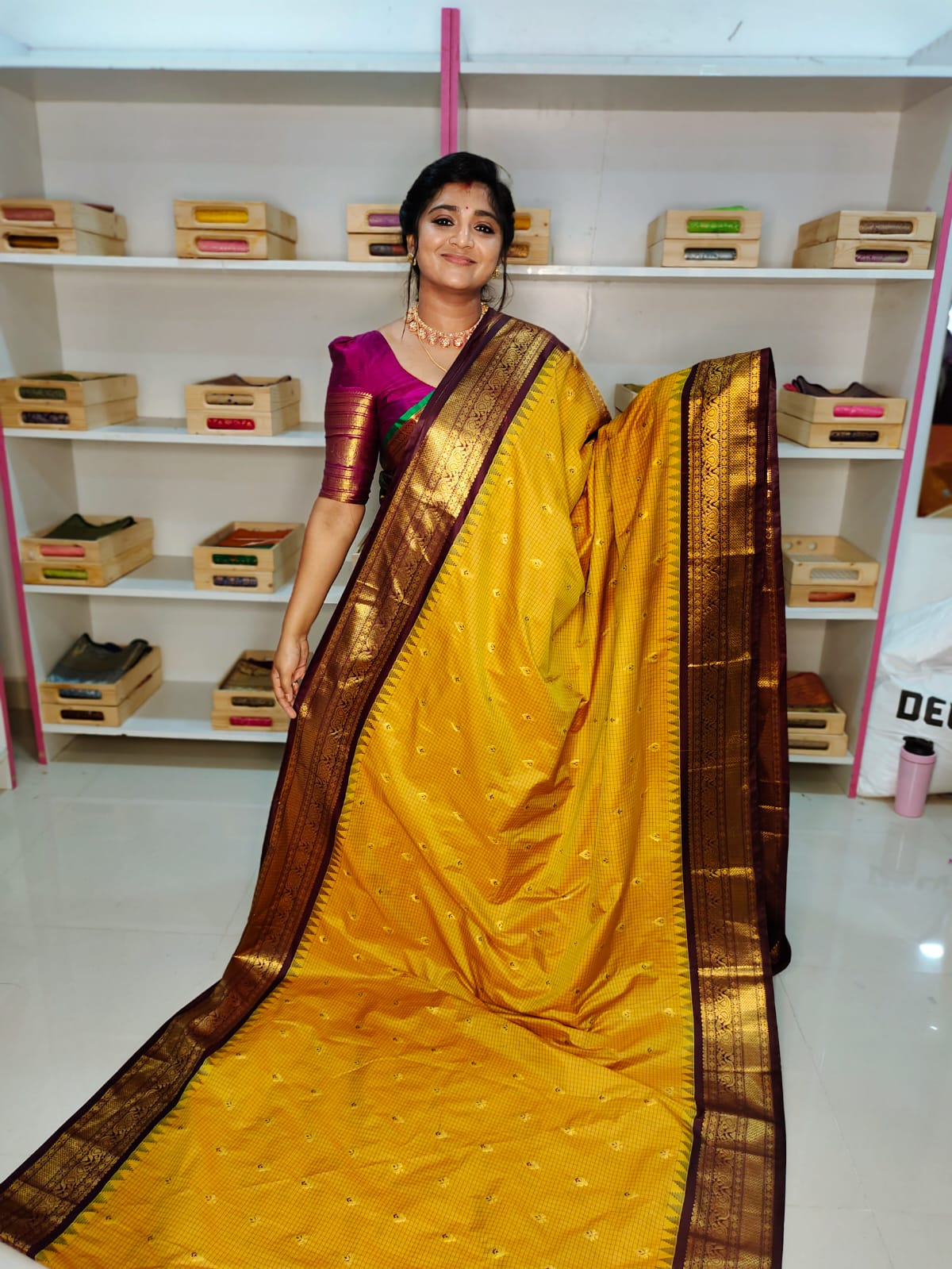 50% గద్వాల్ పట్టును ఆఫర్ చేస్తాయి