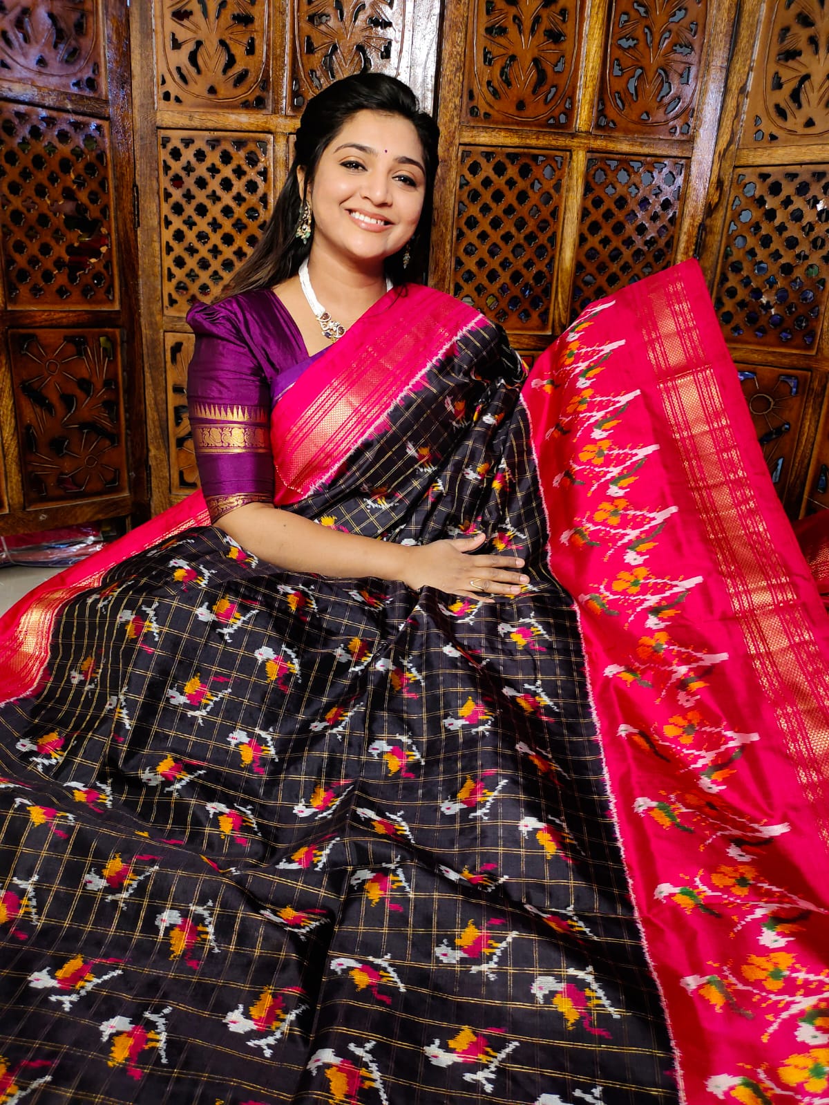 సిల్క్ మార్క్ సర్టిఫైడ్ ఇక్కట్ 60% చీరలను అందిస్తుంది