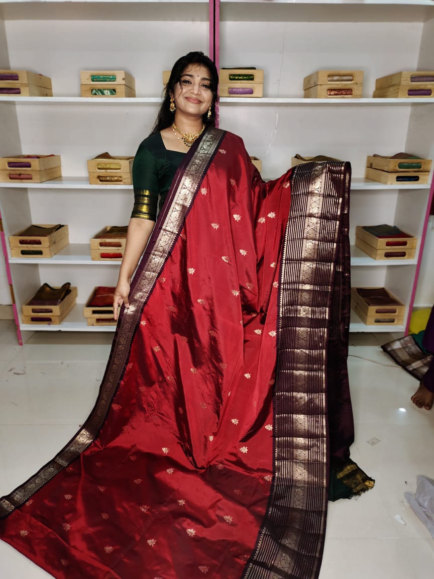 మృదువైన బనారసి పట్టు