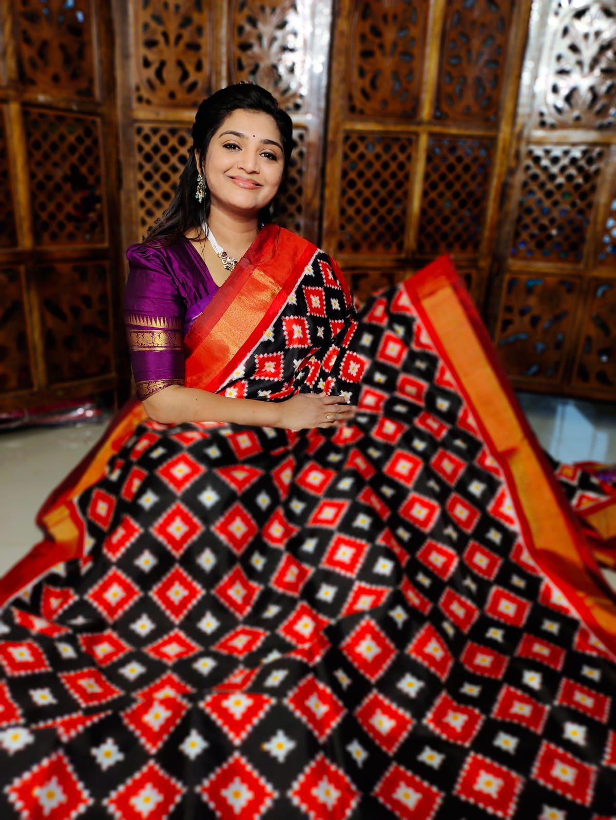 సిల్క్ మార్క్ సర్టిఫైడ్ ఇక్కట్ 60% చీరలను అందిస్తుంది