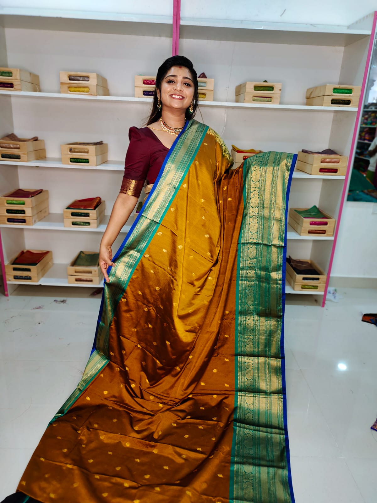 50% గద్వాల్ పట్టు చీరలను ఆఫర్ చేస్తాయి
