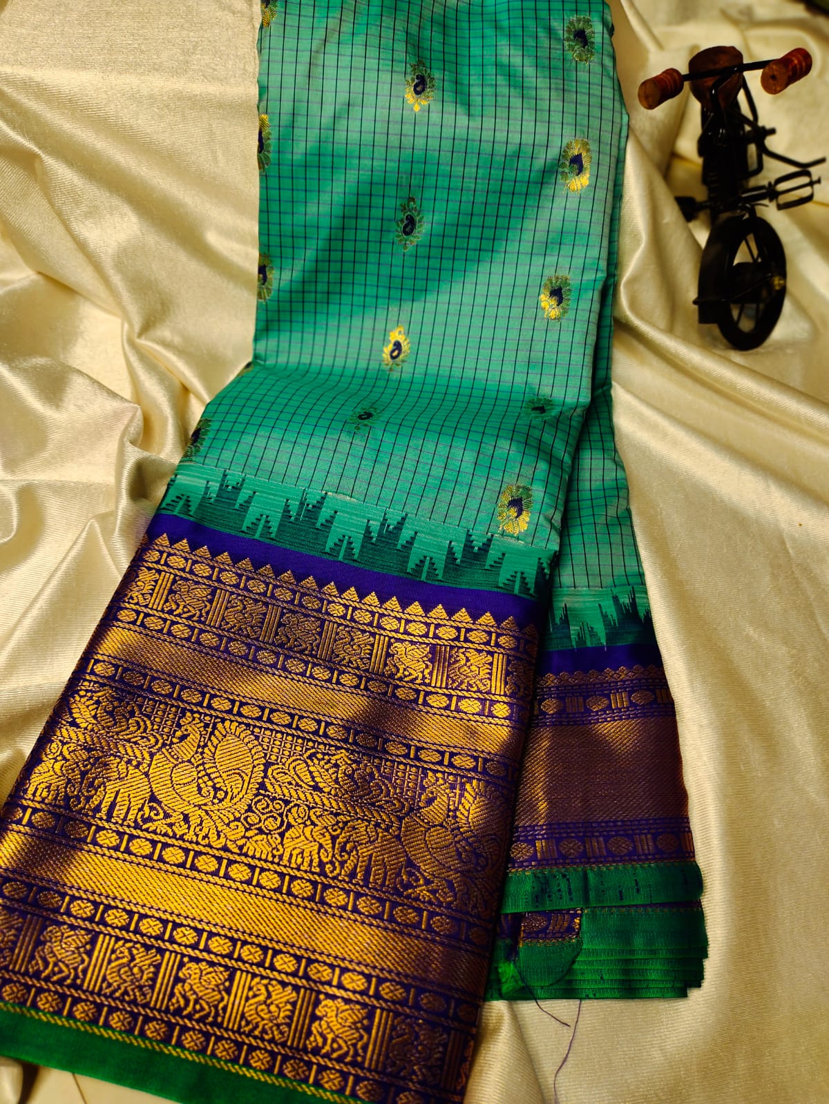 Vitange gadwal silk
