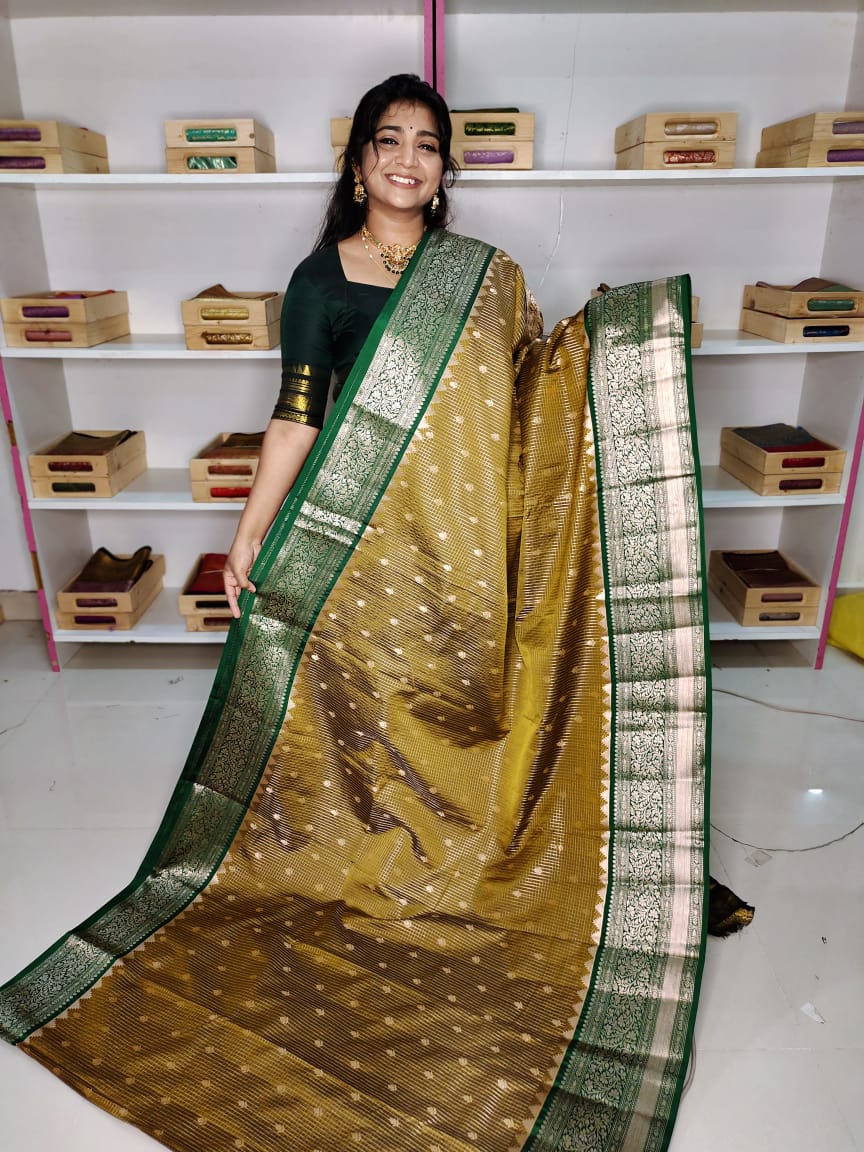 మృదువైన బనారసి పట్టు