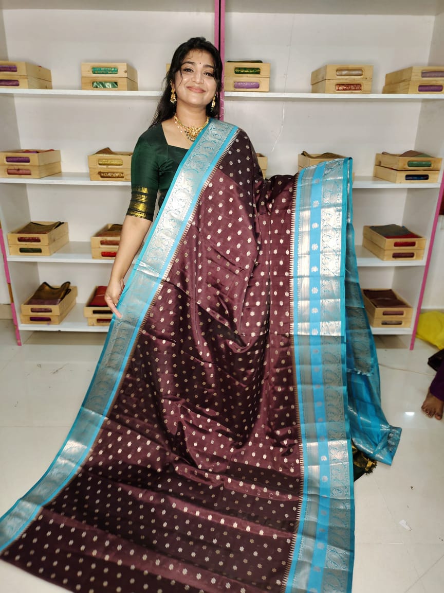 మృదువైన బనారసి పట్టు