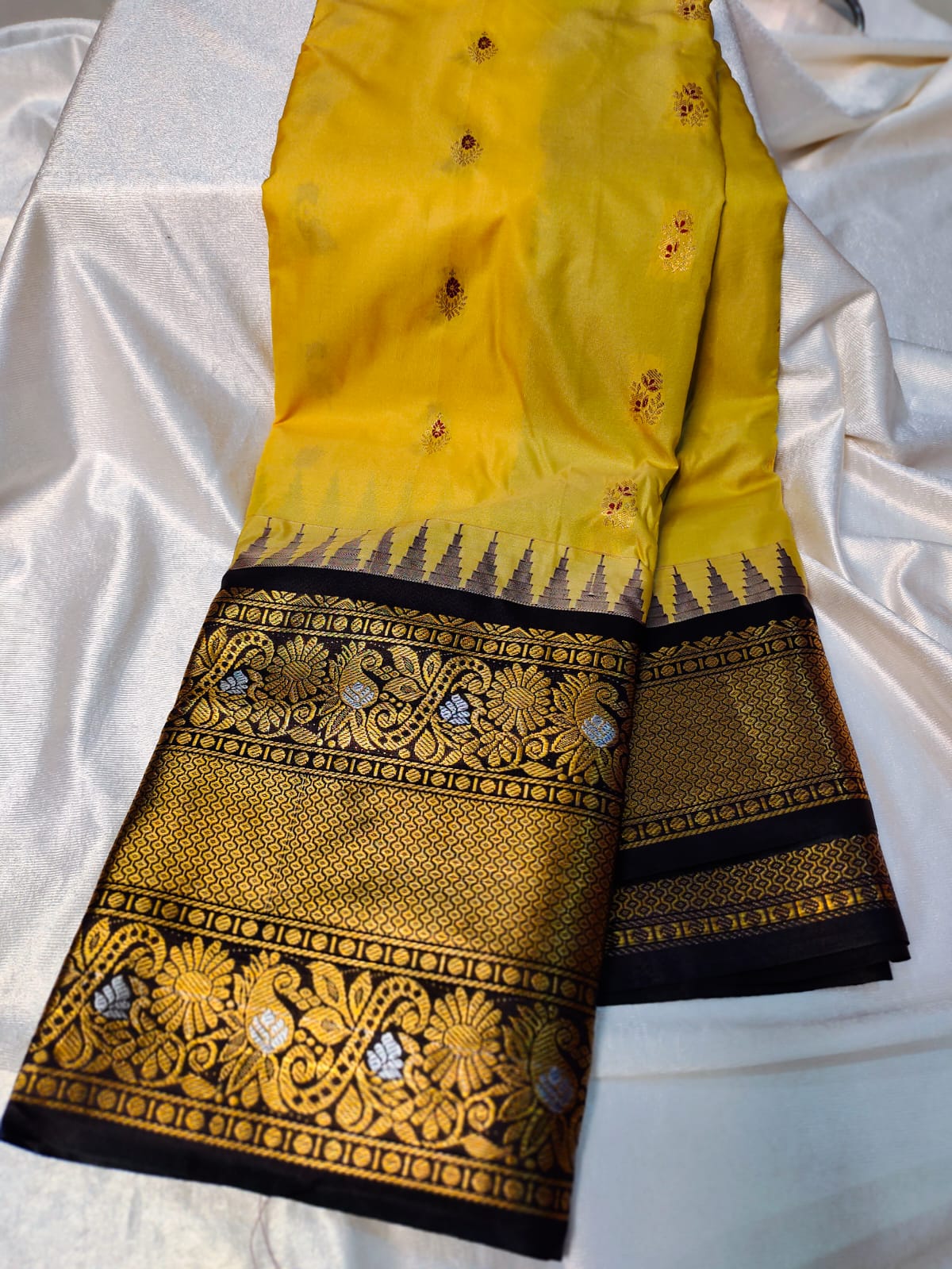 Vitange gadwal silk