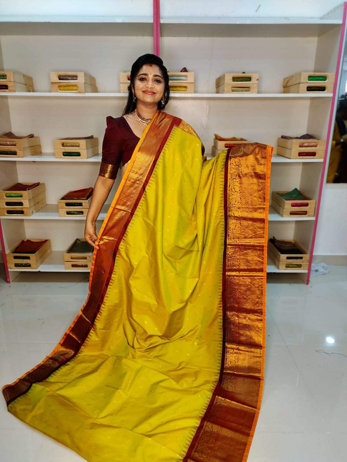 50% గద్వాల్ పట్టు చీరలను ఆఫర్ చేస్తాయి