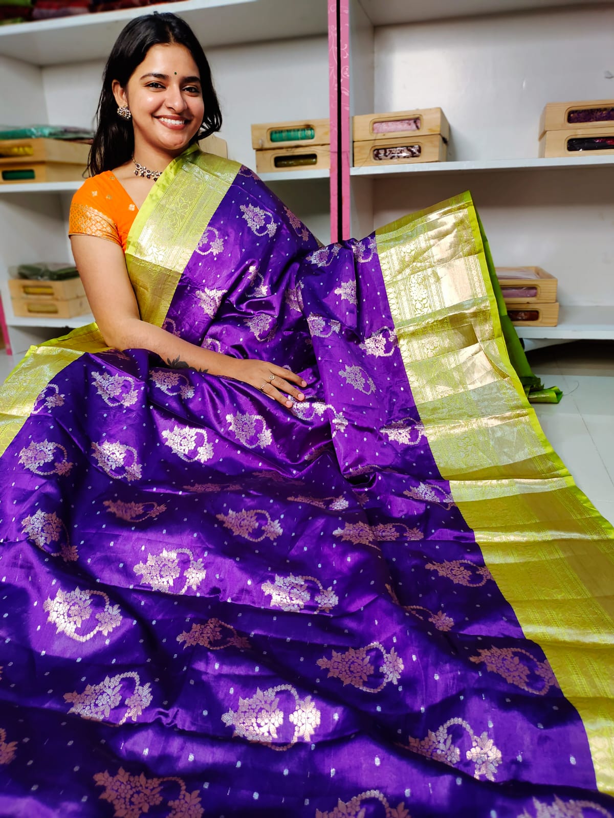 దీపావళికి చీరలు ఆఫర్ చేయండి