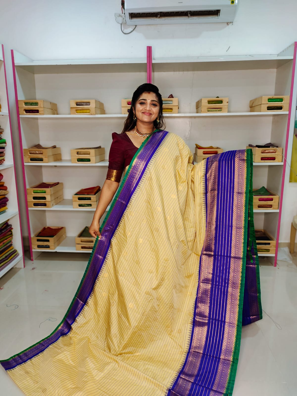 50% గద్వాల్ పట్టు చీరలను ఆఫర్ చేస్తాయి
