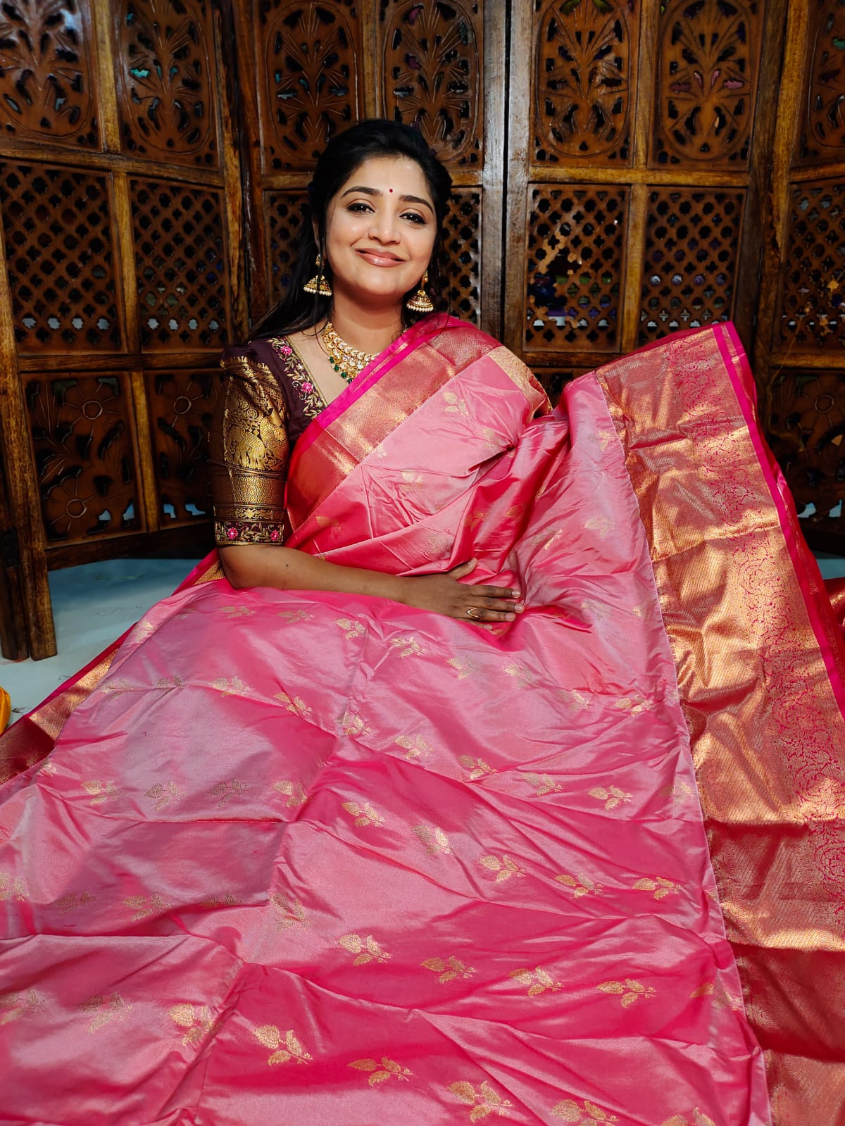 50% ఫ్యాన్సీ చీరలను అందిస్తారు