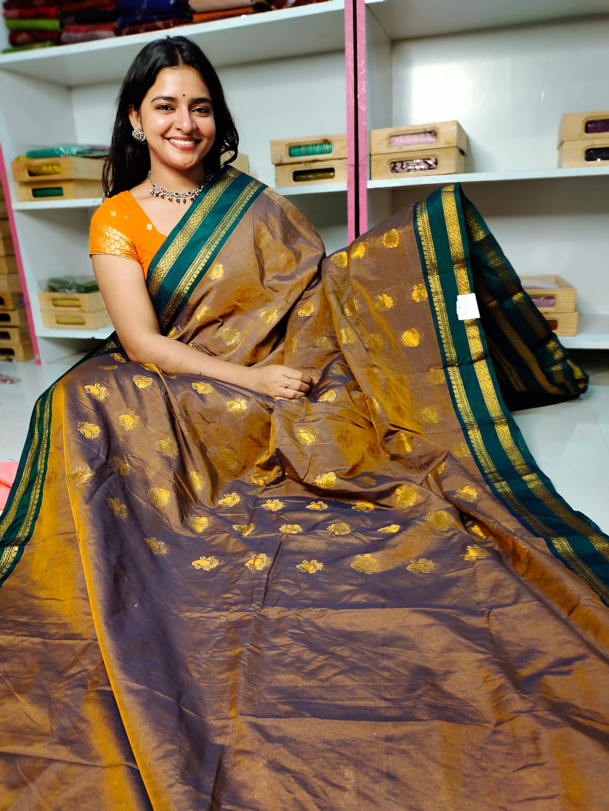 దీపావళికి చీరలు ఆఫర్ చేయండి