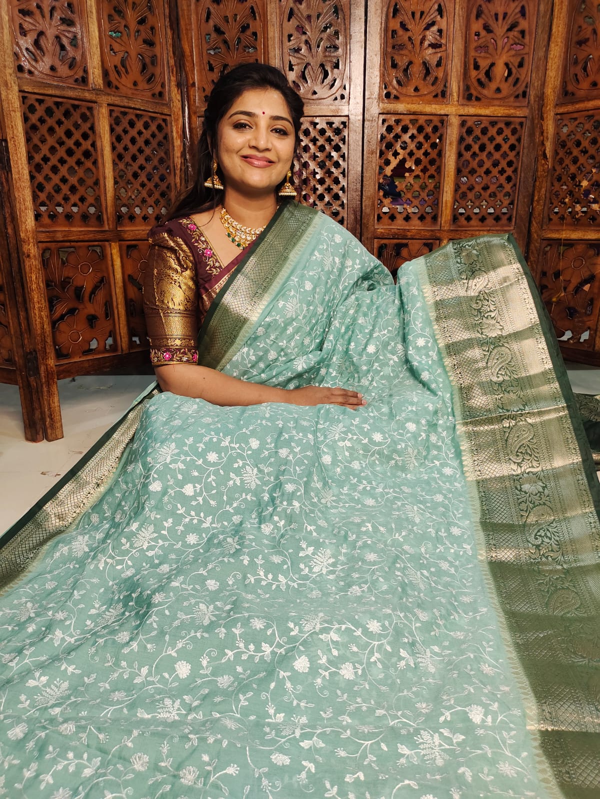 50% ఫ్యాన్సీ చీరలను అందిస్తారు