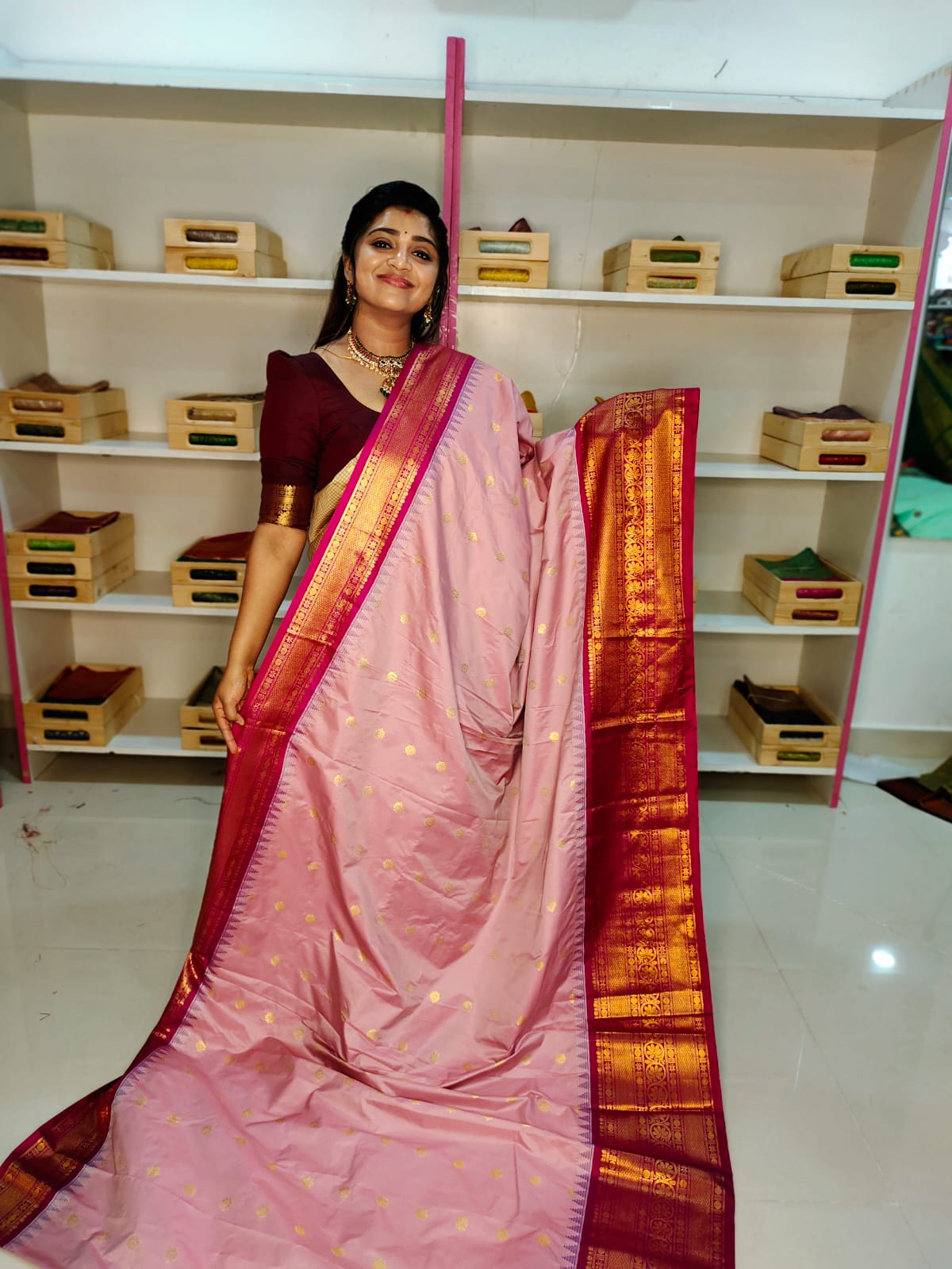 50% గద్వాల్ పట్టు చీరలను ఆఫర్ చేస్తాయి