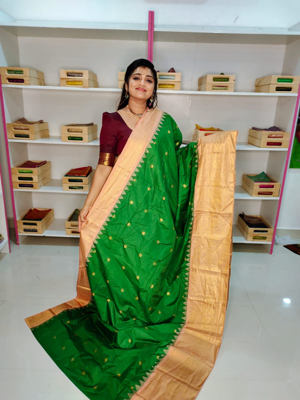 50% గద్వాల్ పట్టు చీరలను ఆఫర్ చేస్తాయి