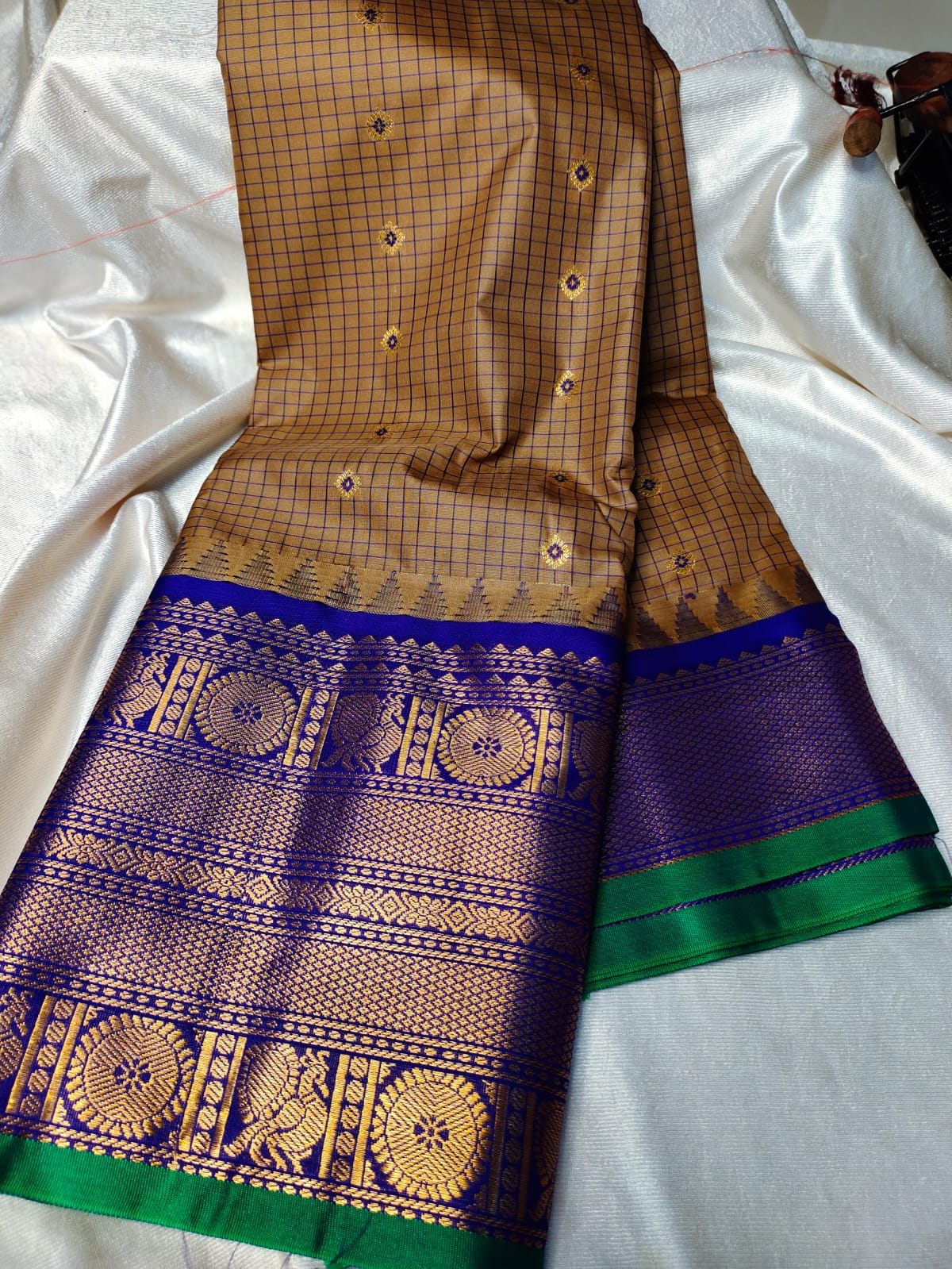 Vitange gadwal silk