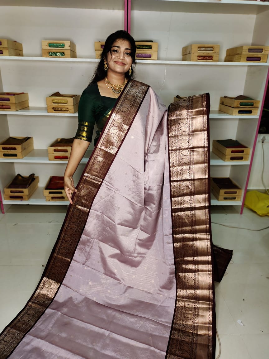 మృదువైన బనారసి పట్టు