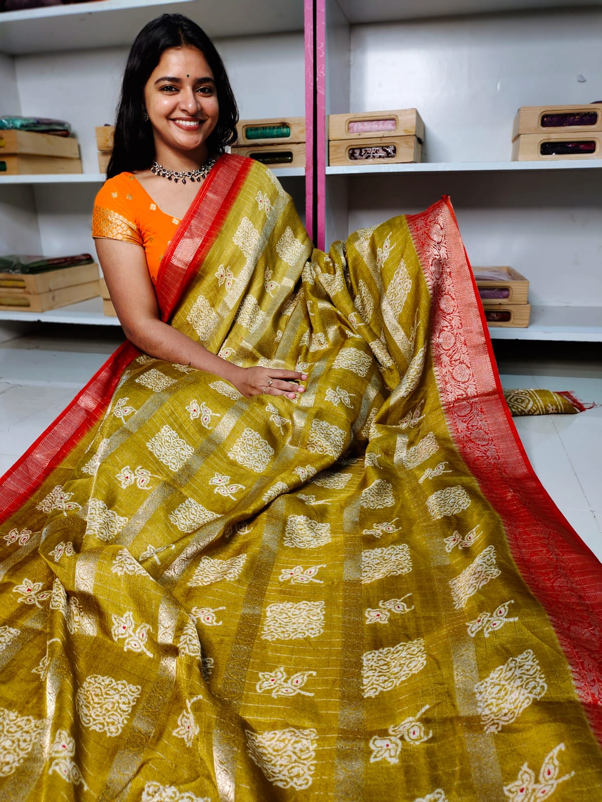 దీపావళికి చీరలు ఆఫర్ చేయండి