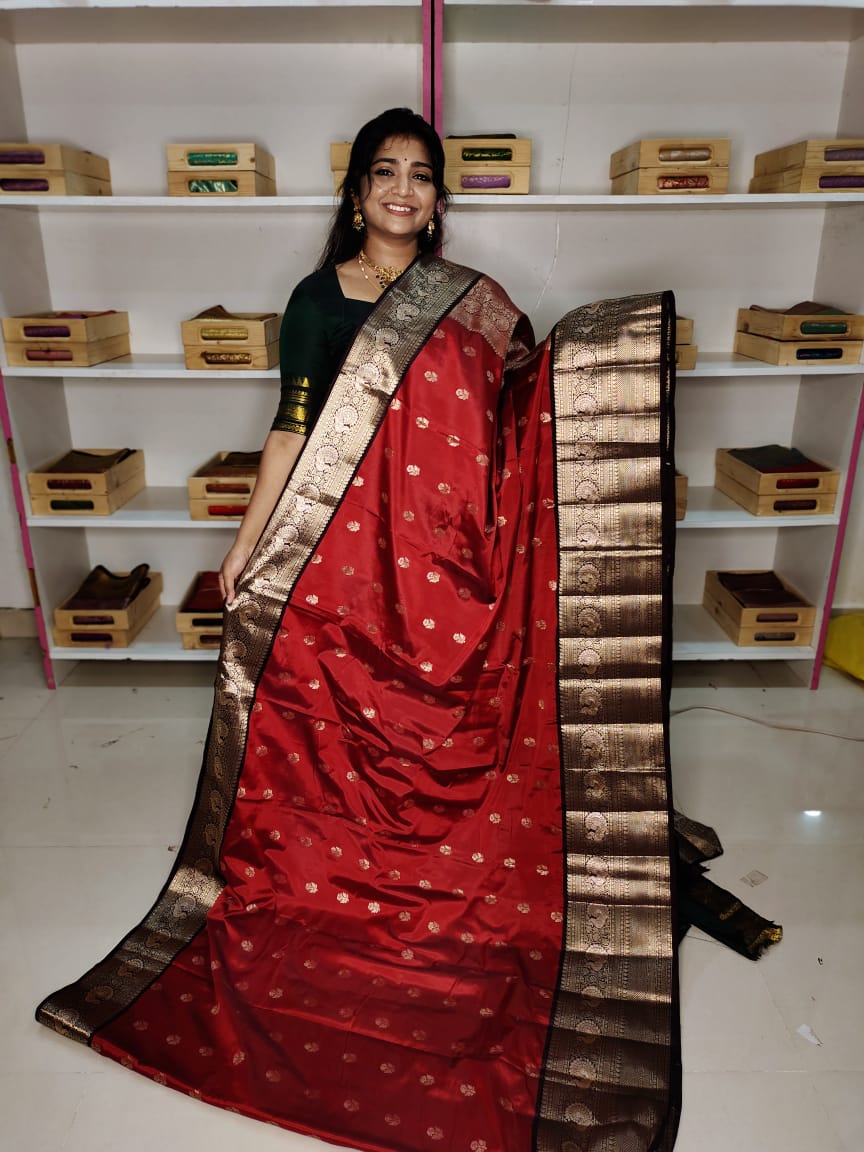 మృదువైన బనారసి పట్టు