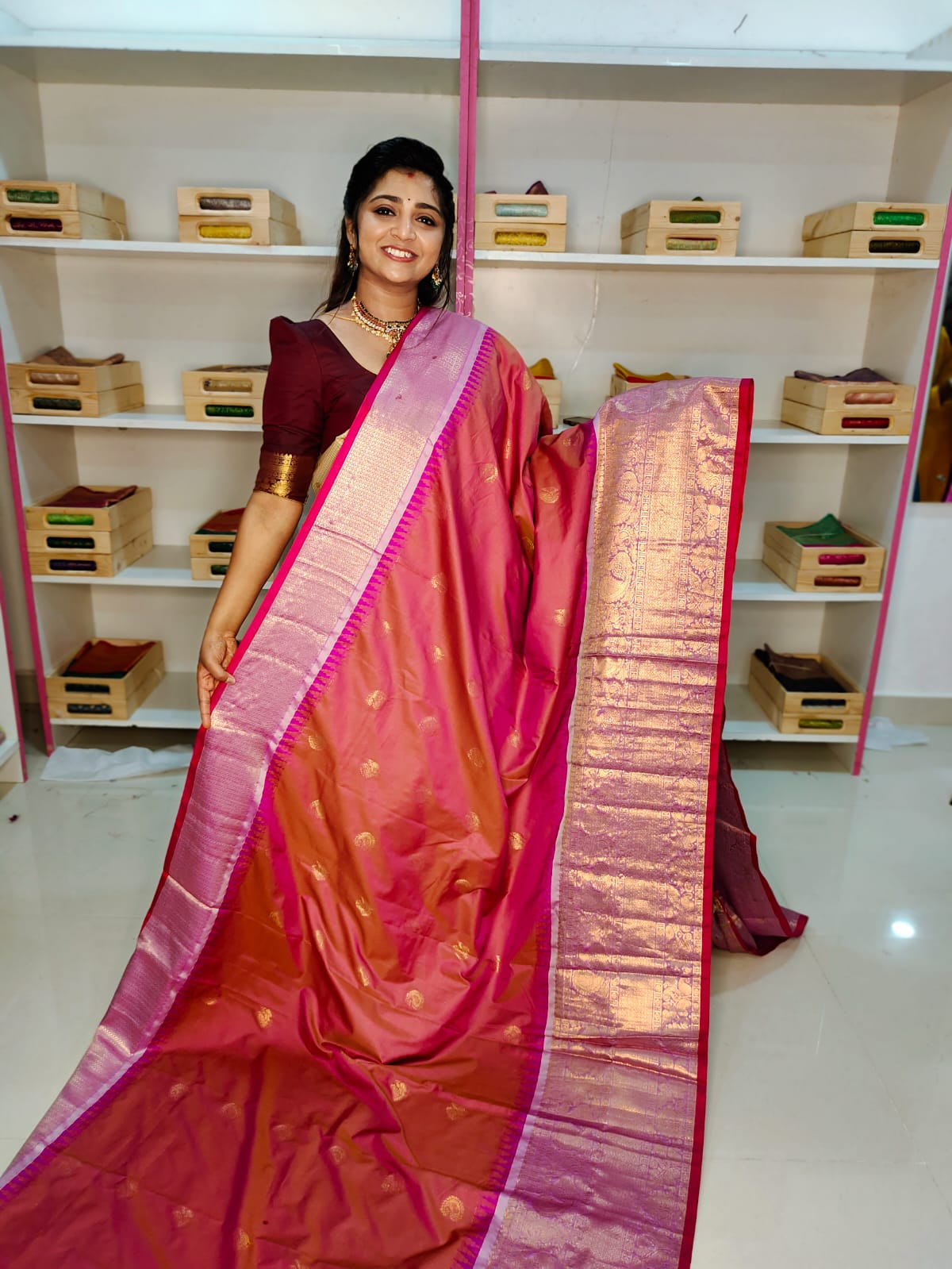 50% గద్వాల్ పట్టు చీరలను ఆఫర్ చేస్తాయి